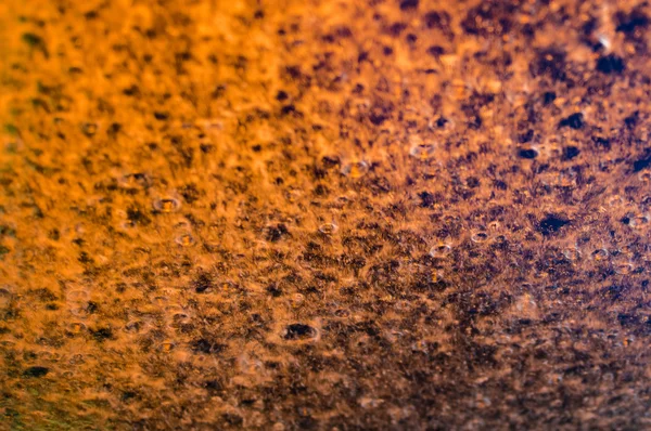 Akan su ve kabarcıklar yansıtan ışık