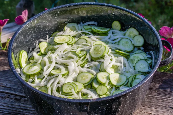 Metallschale mit aufgeschnittenen Gurken — Stockfoto