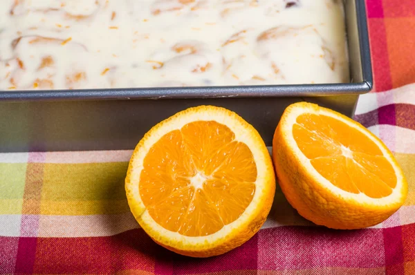 Апельсины со свежими булочками — стоковое фото