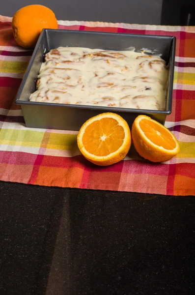 Čerstvá pomerančová skořicové rolády s polevou — Stock fotografie