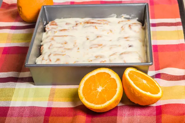 Friss narancs fahéjas tekercs jegesedés — Stock Fotó