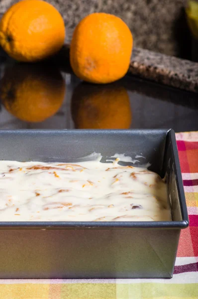 Casserole de rouleaux fraîchement cuits avec glaçage — Photo