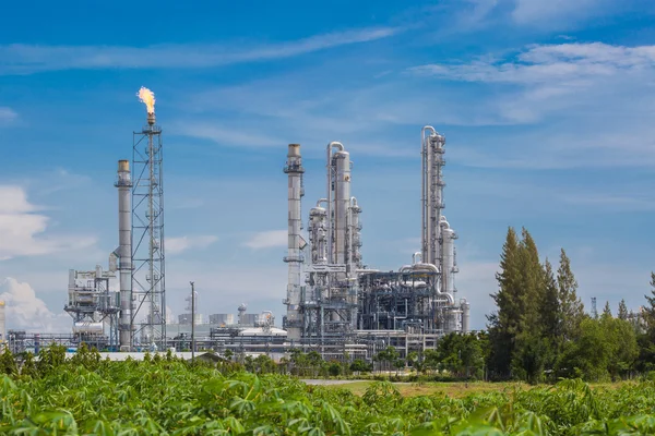 Architectuur van chemische raffinaderij plant met blauwe lucht — Stockfoto