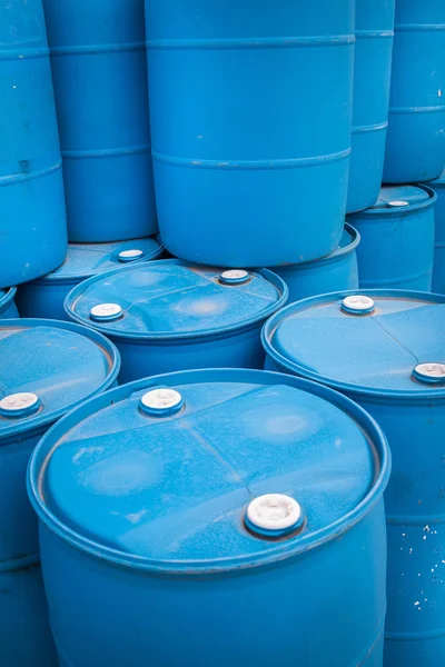 Plastic Storage Drums, blauwe vaten. — Stockfoto