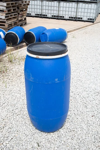 Kunststofffässer, blaue Fässer. — Stockfoto