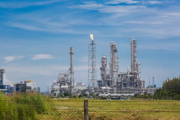 Arquitectura de la planta de refinería química con cielo azul —  Fotos de Stock