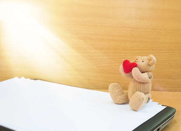 Brown teddy beer met rood hart — Stockfoto