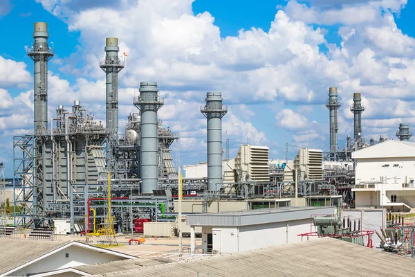 Centrale à turbine à vapeur avec ciel nuageux — Photo