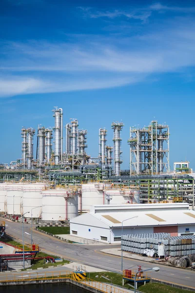 Planta de refinaria química e petrolífera — Fotografia de Stock