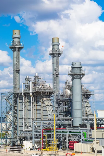 Central eléctrica con cielo nublado — Foto de Stock