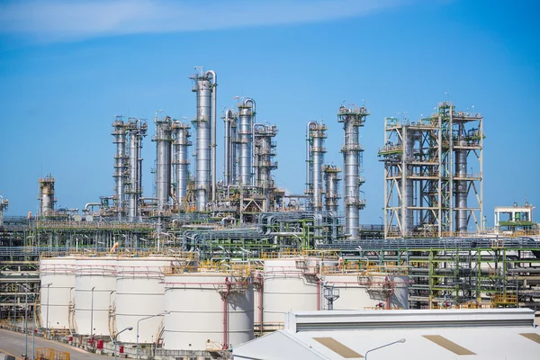 Instalação de refinaria de petróleo — Fotografia de Stock