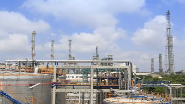 Plan de petróleo y refinería con cielo azul, Time lapse — Vídeos de Stock