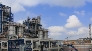 Mavi gökyüzü, zaman atlamalı petrol ve rafineri planla