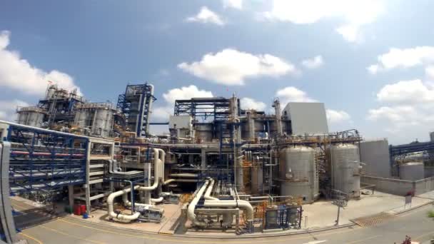 План нефтеперерабатывающего завода с голубым небом, время истекло — стоковое видео