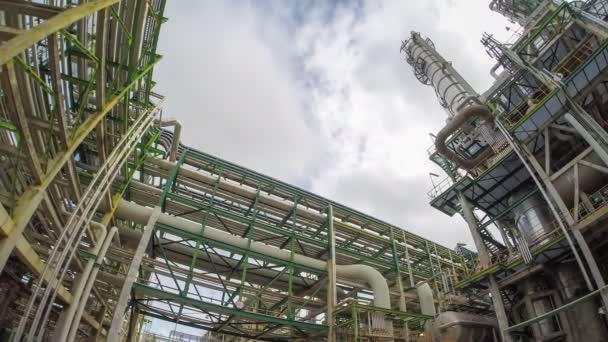 Öl- und Raffinerieplan mit blauem Himmel, Zeitraffer — Stockvideo