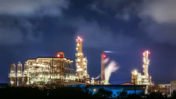 Planta industrial de refinería de petróleo en horario nocturno, Time lapsr — Vídeos de Stock