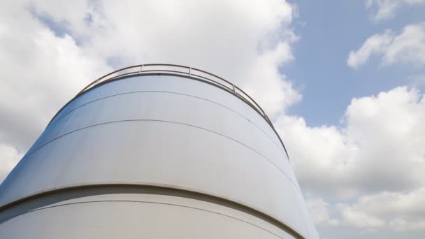 Tanque químico con cielo — Vídeos de Stock