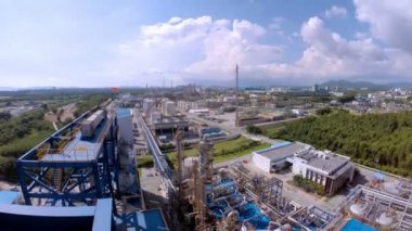 Mavi gökyüzü, zaman atlamalı petrol ve rafineri planla