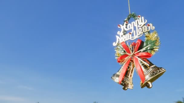 Feliz año nuevo tarjeta de regalo con cielo azul — Vídeo de stock