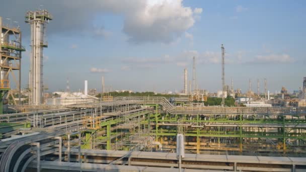 Завод по переработке нефти — стоковое видео