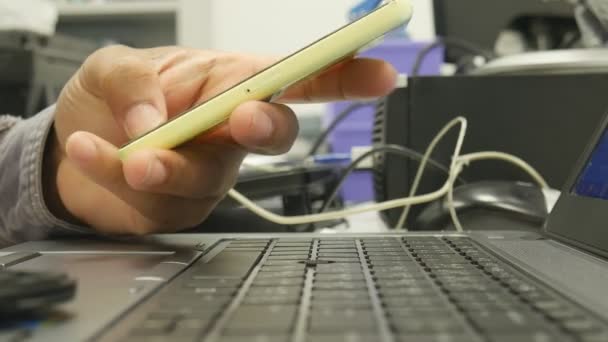 Geschäftsmann mit Smartphone und Computer-Laptop — Stockvideo