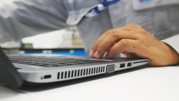 Biznes człowiek korzysta z laptopa w biurze — Wideo stockowe