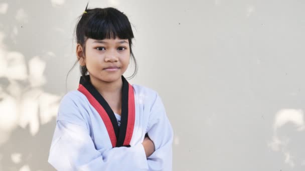 Aziatische kinderen dragen taekwondo pak — Stockvideo