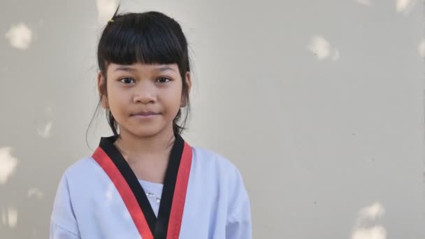 Los niños asiáticos usan traje taekwondo — Vídeo de stock