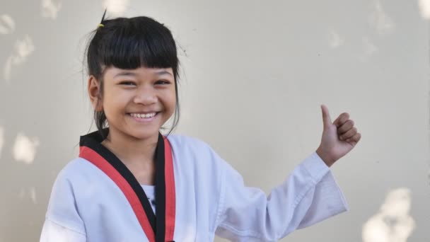 Asiatische Kinder tragen Taekwondo-Anzug — Stockvideo