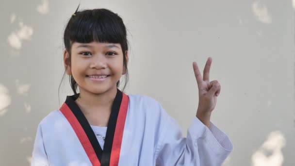 Los niños asiáticos usan traje taekwondo — Vídeo de stock