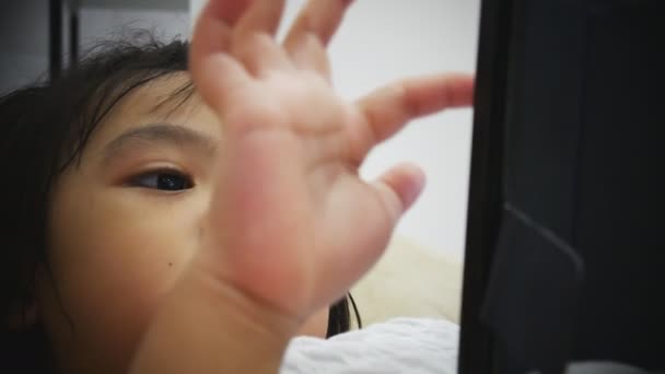 Baby spelen slimme telefoon — Stockvideo