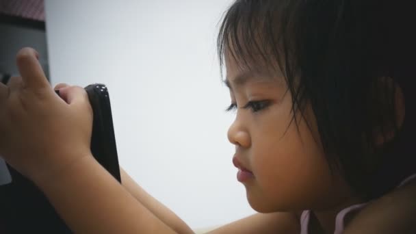 Baby spielen Smartphone — Stockvideo