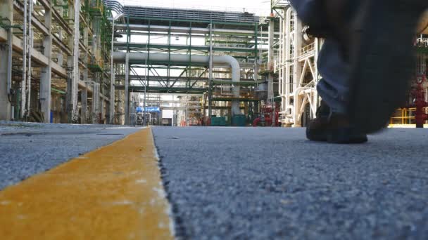 Ingeniero en planta de refinería — Vídeo de stock