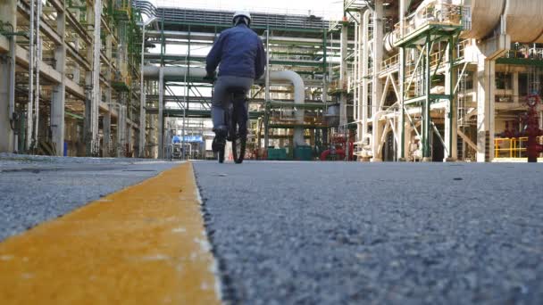 Ingeniero en planta de refinería — Vídeo de stock