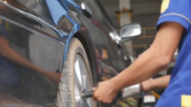 Sustituir neumático del coche — Vídeo de stock