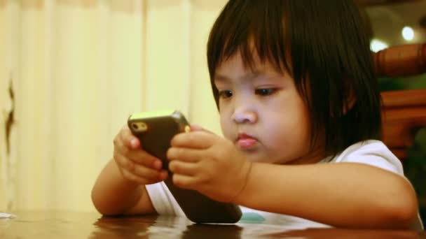 Hareket eden telefon ile Asya bebek çalış — Stok video
