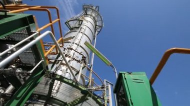 raffinaderij toren met blauwe hemel 
