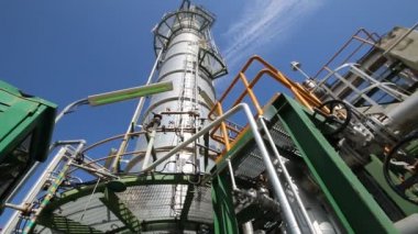  raffinaderij toren met blauwe hemel 