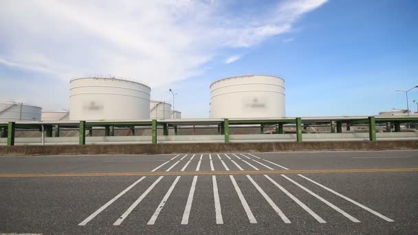 Tanques de aceite con cielo azul — Vídeos de Stock