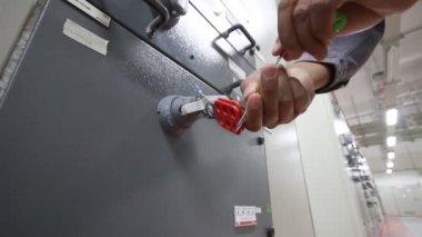 Güvenlik etiketi bir güç panel kilidinden elektrikçi