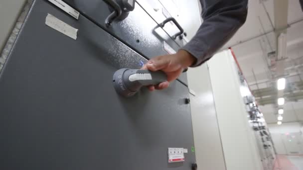 Elektricien lock-out veiligheid tag op een power-paneel — Stockvideo