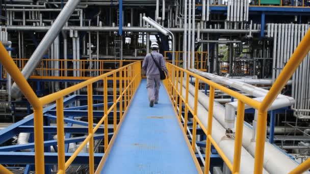 Un hombre trabajando en una refinería — Vídeos de Stock