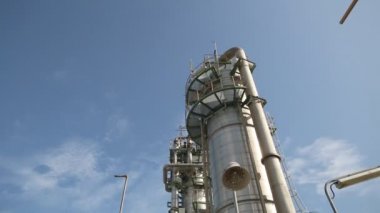 raffinaderij toren met blauwe hemel