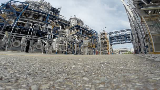 Olefin refinery plant with blue sky — Stock Video