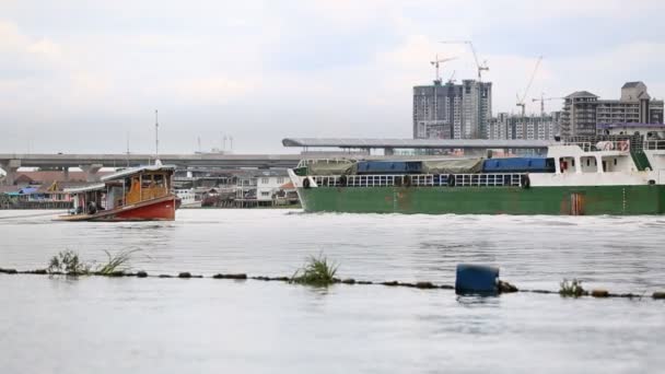 Barco de caminhão no rio chaophraya, Vida da Tailândia — Vídeo de Stock