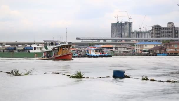 Nákladní loď na řeky chaophraya, život v Thajsku — Stock video