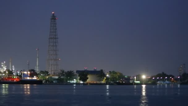 Cena noturna de fábrica industrial de petróleo e refinaria com rios — Vídeo de Stock