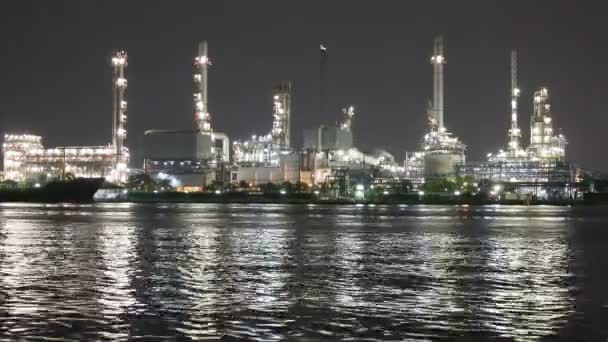 Scène nocturne de l'usine industrielle pétrolière et raffinerie avec rivières — Video