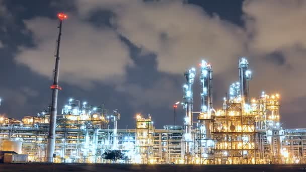 Scène nocturne de l'usine de raffinage de pétrole, Time lapse — Video