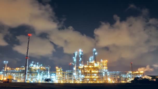 Scène nocturne de l'usine de raffinage de pétrole, Time lapse — Video